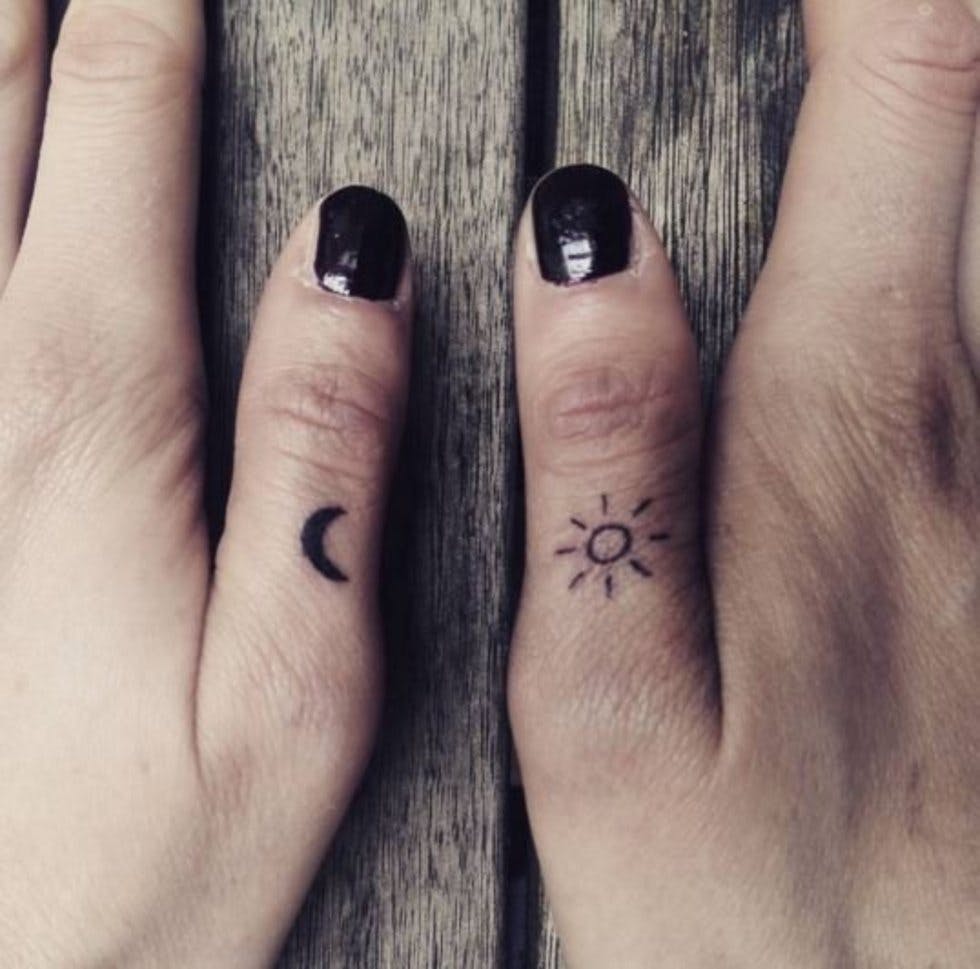 Hình xăm mặt trăng và mặt trời ở ngón tay đẹp nhất