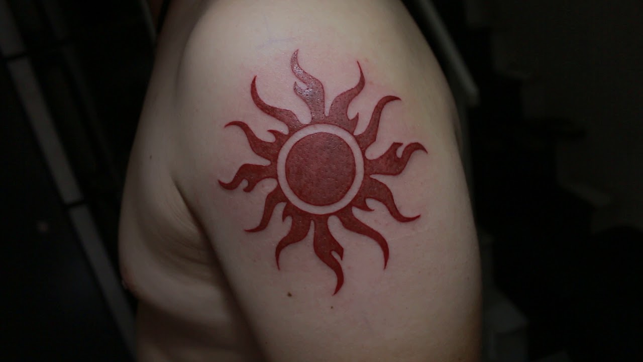 Hình xăm mặt trời đỏ ở cánh tay nam