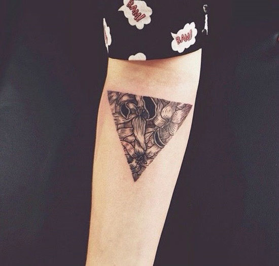 Hình xăm tam giác trên cánh tay