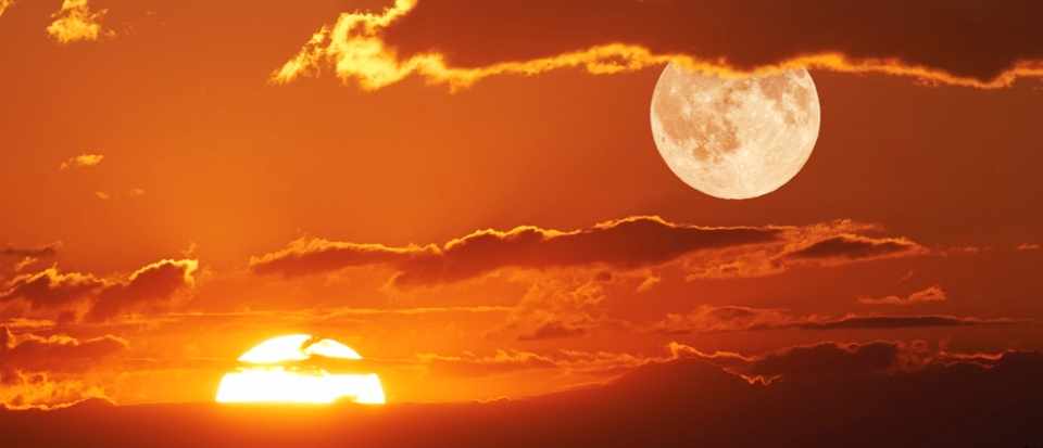 Hình ảnh đẹp mặt trăng với mặt trời