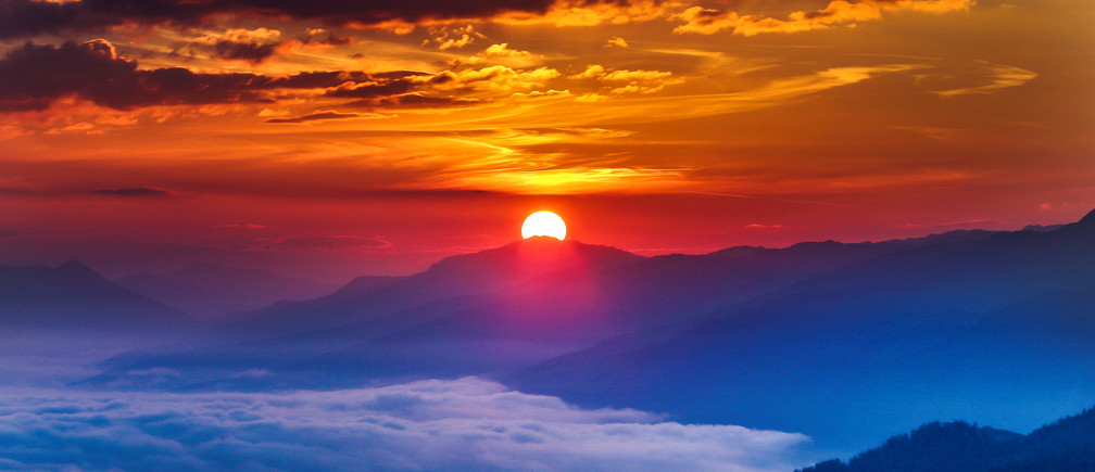 Hình ảnh mặt trời mọc sau núi