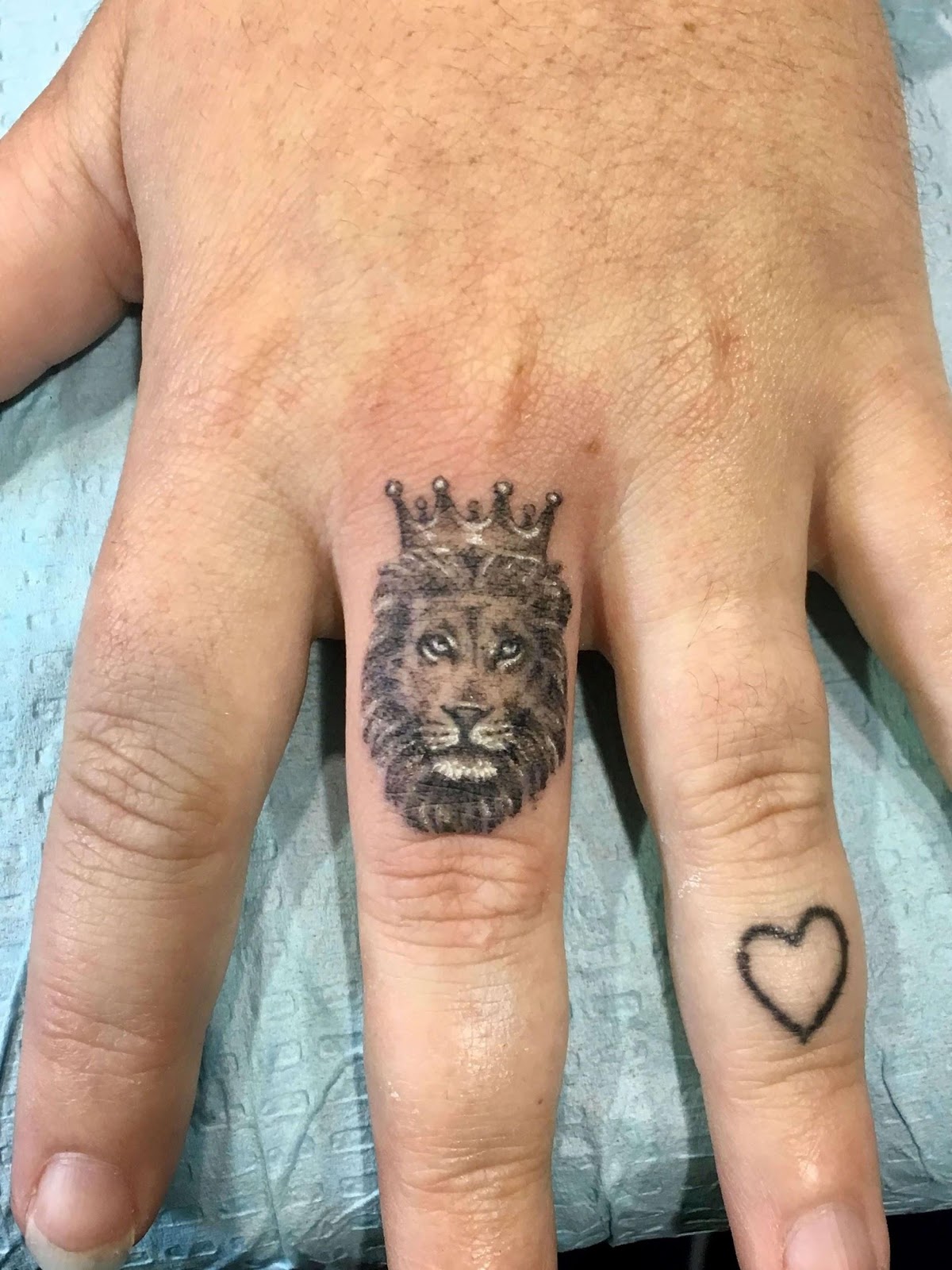 Hình xăm con hổ ở ngón tay