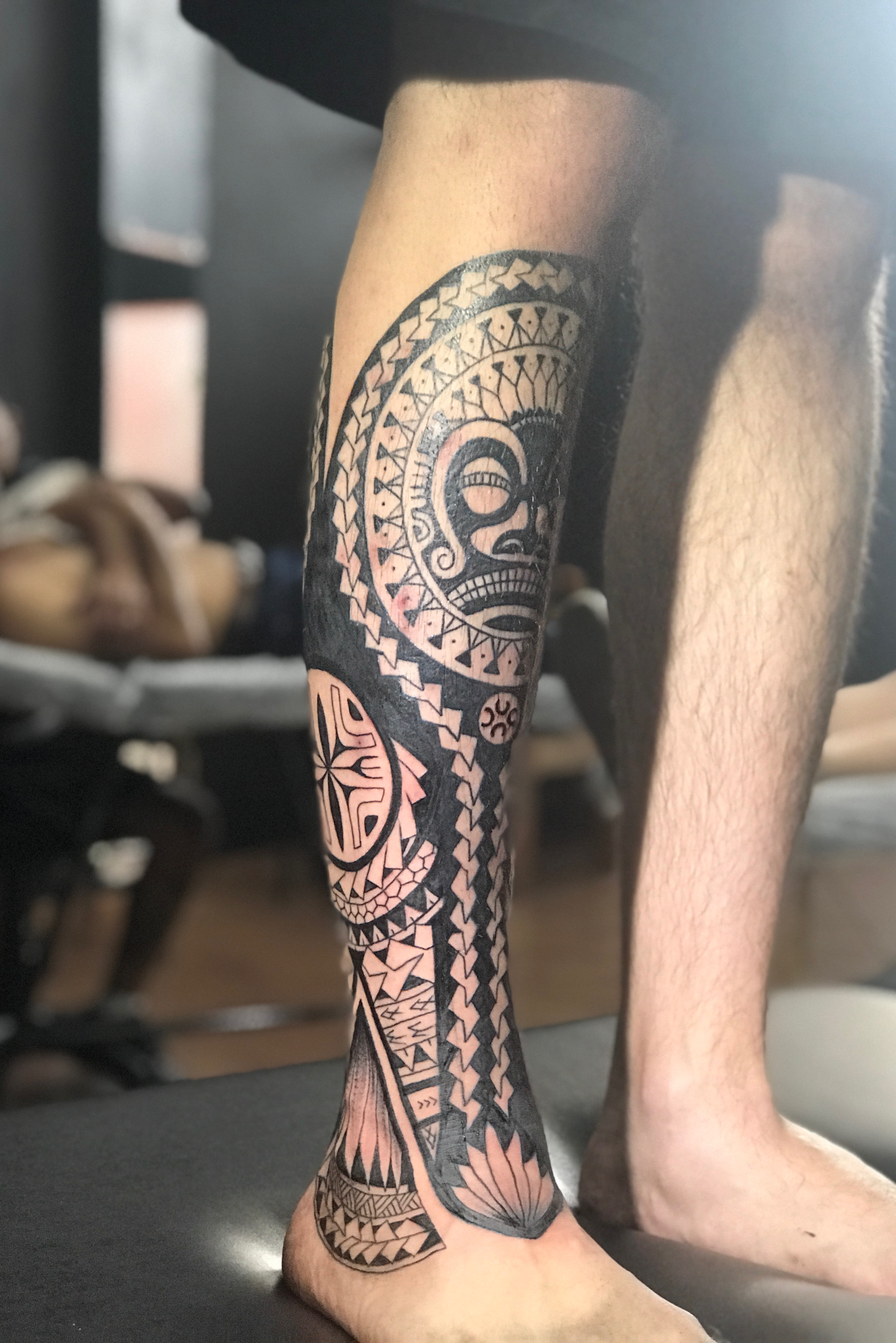 Hình xăm đẹp Maori ở chân