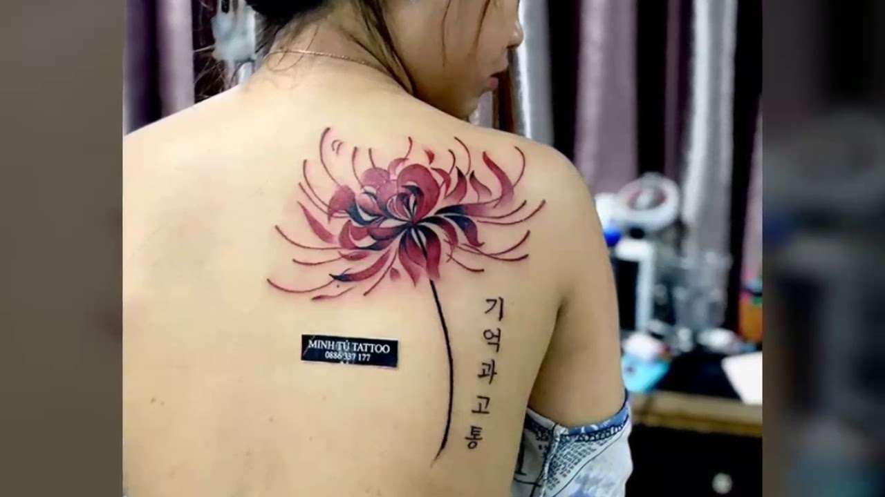Hình xăm hoa bỉ ngạn và dòng chữ tiếng Hàn bên cạnh