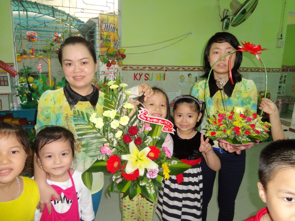 Hình ảnh một đứa trẻ tặng hoa cho cô giáo