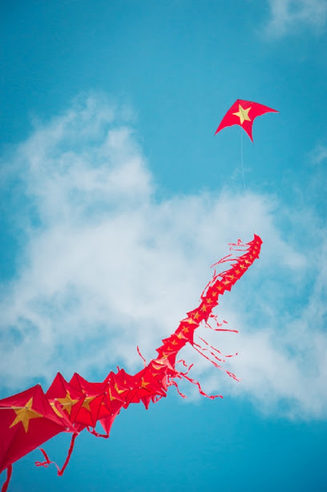 Hình hình họa cánh diều đem cờ Việt Nam