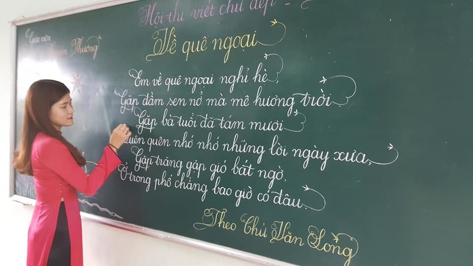Hình ảnh cô giáo viết chữ đẹp
