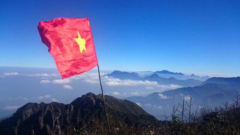 Hình ảnh lá cờ Việt Nam trên đỉnh đồi