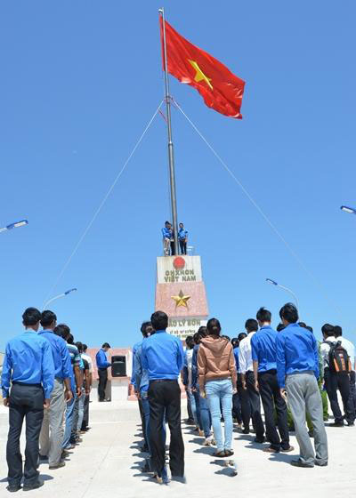Hình ảnh lá cờ Việt Nam tung bay trên đảo Lý Sơn