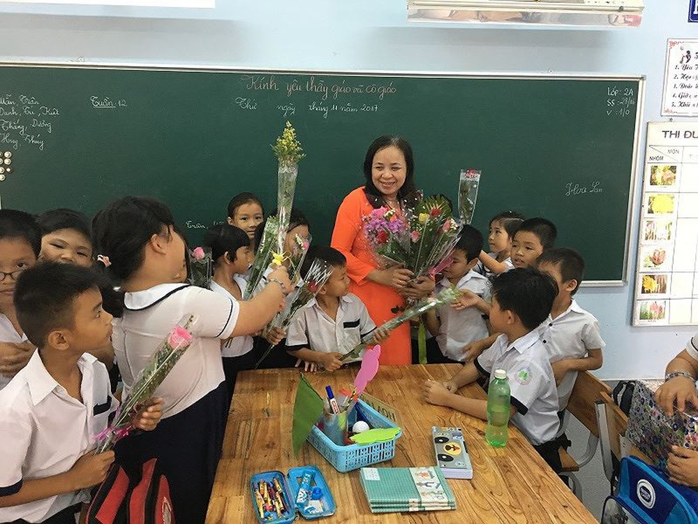 Hình ảnh học sinh tặng hoa cô giáo đẹp