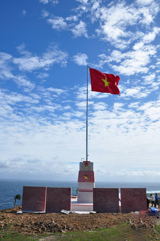 Hình ảnh lá cờ Việt Nam hướng ra biển đông