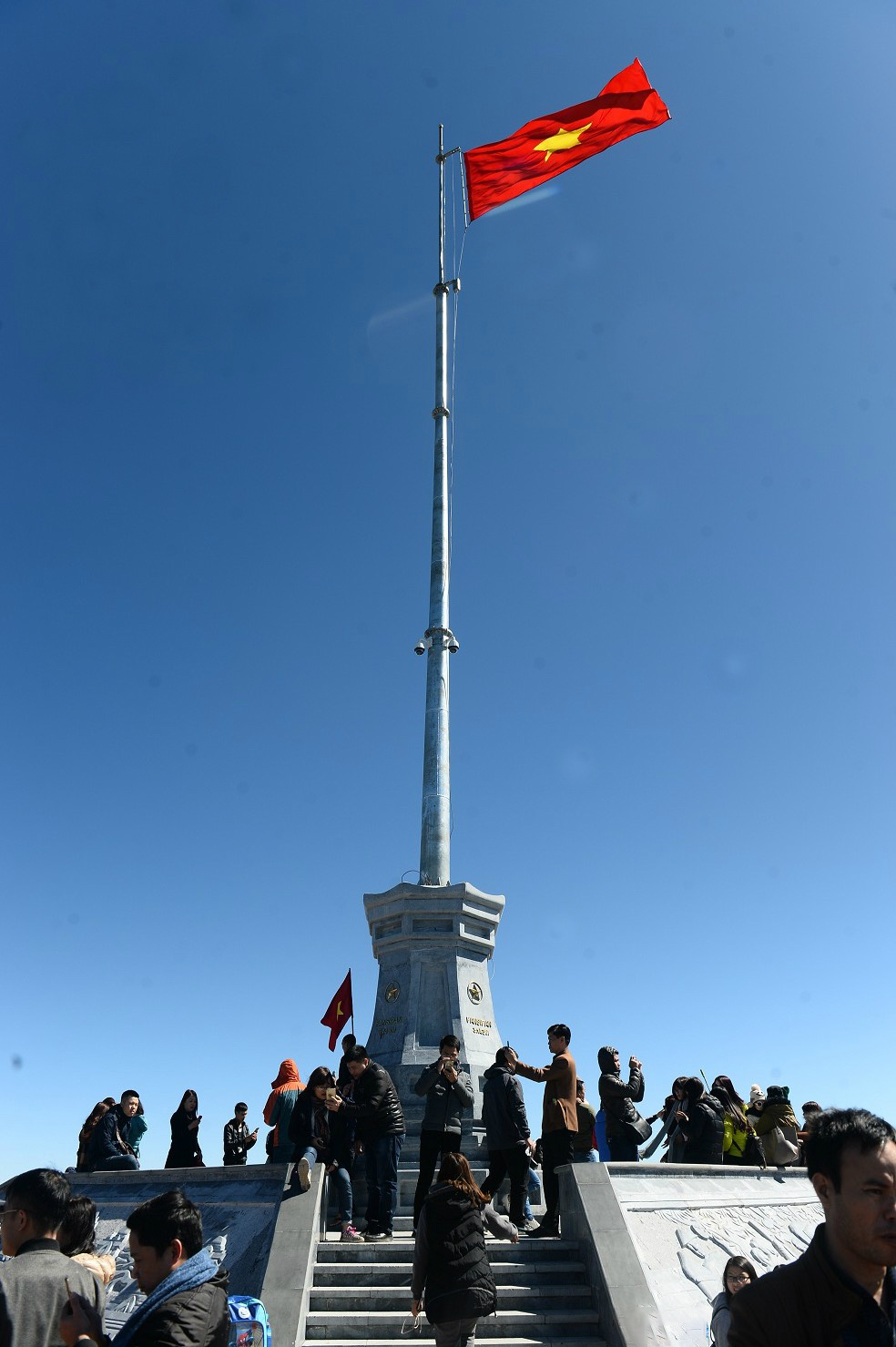Hình ảnh lá cờ Việt Nam trên đỉnh Fansipan