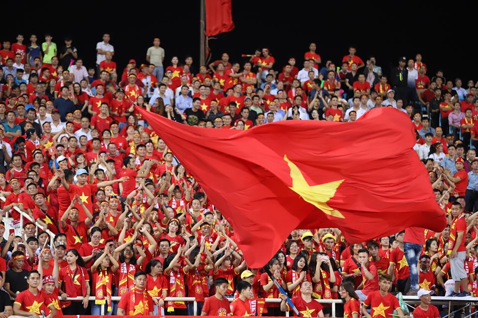 Hình ảnh lá cờ Việt Nam trên khán đài