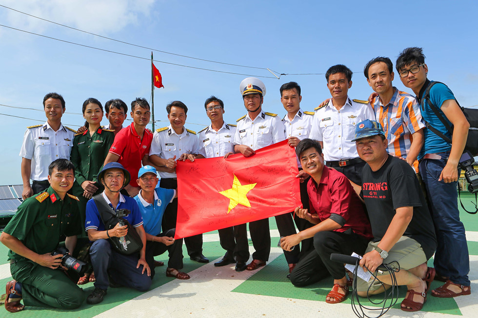 Hình ảnh lá cờ Việt Nam và các chiến sĩ hải đảo