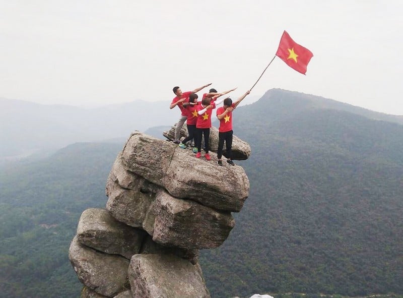 Hình ảnh tạo dáng với cờ Việt Nam