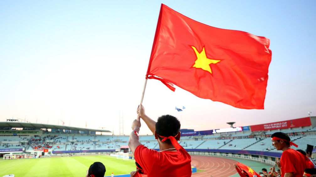 Hình ảnh tung bay lá cờ Việt Nam