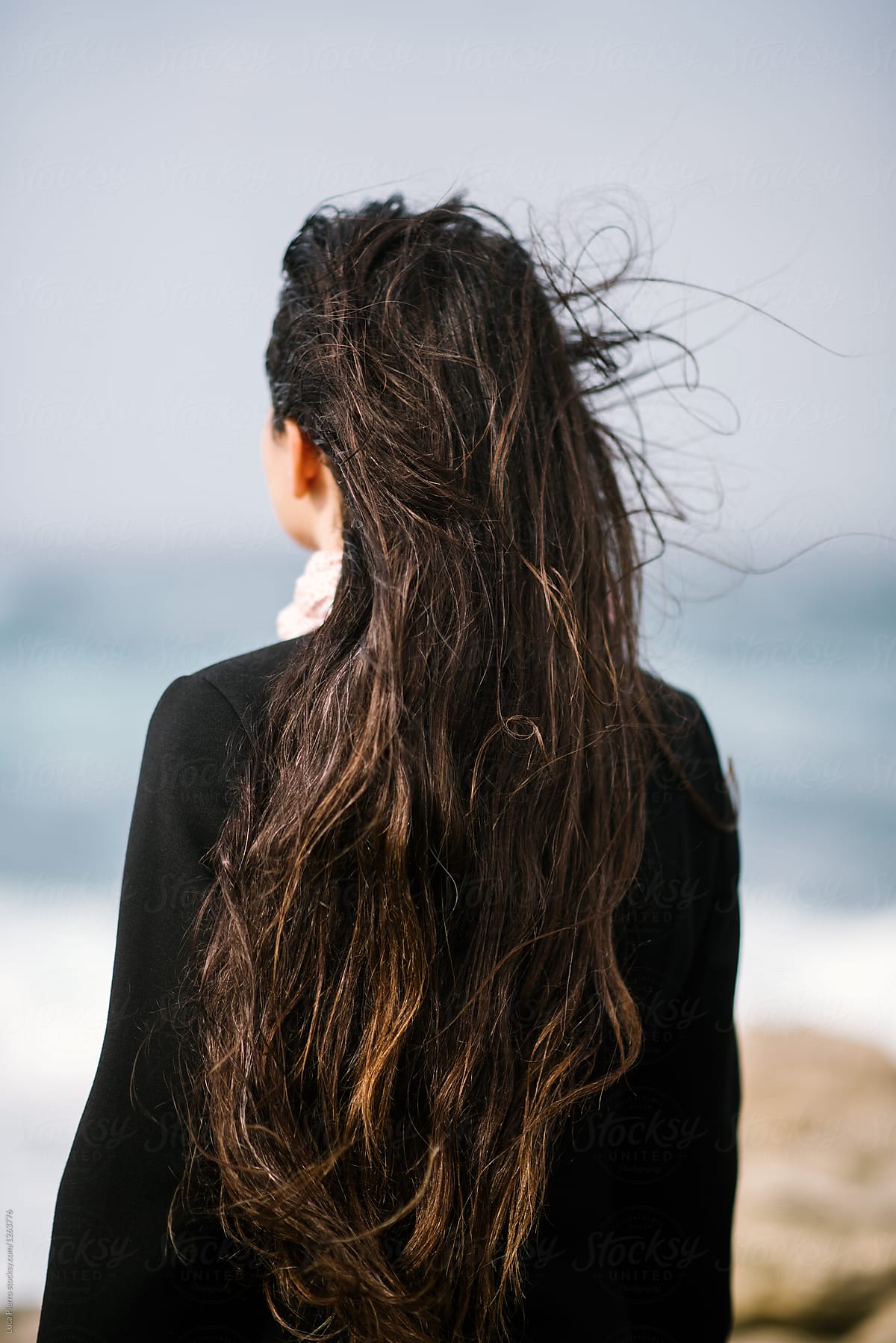 Hình ảnh cô gái với mái tóc dài quay lưng lại