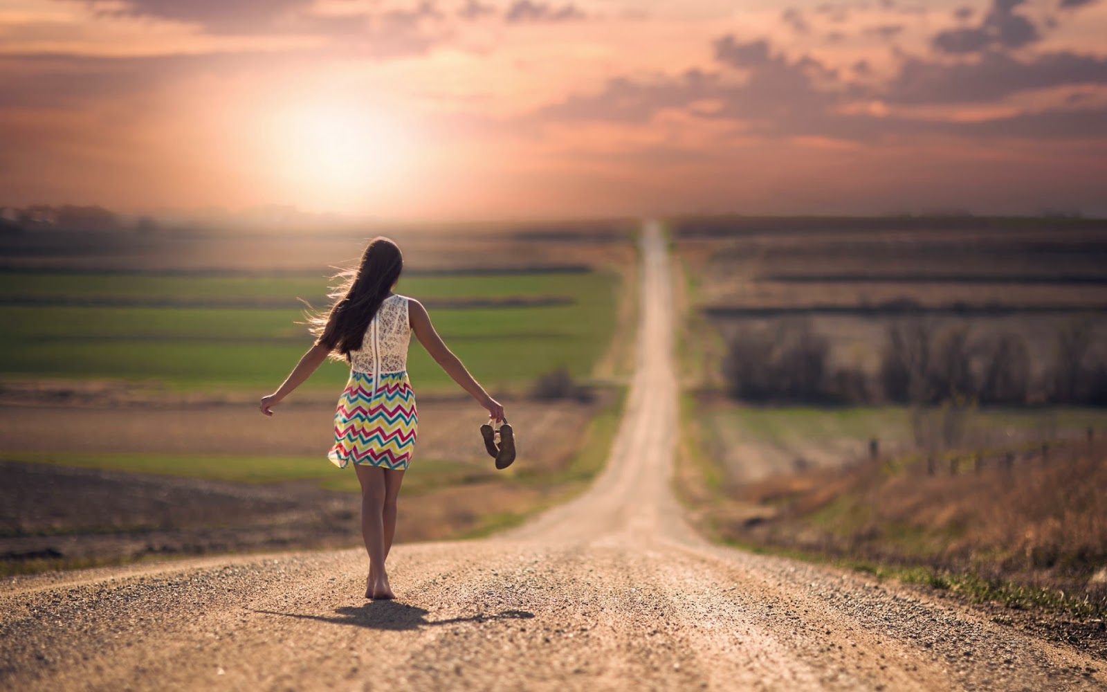 Hình ảnh cô gái quay lưng đi trên con đường đất đá bằng chân trần