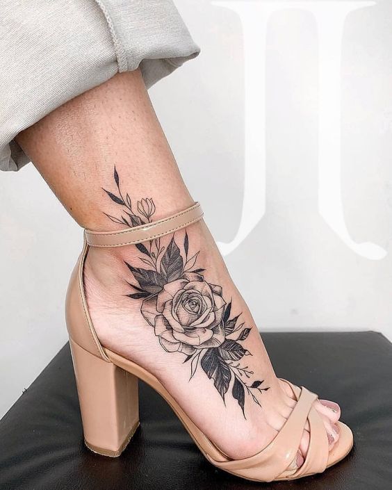 Hình xăm bông hoa trên bàn chân cho nữ