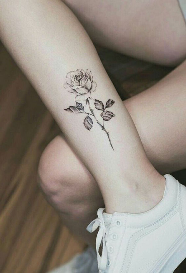 Hình xăm hoa hồng ở chân cho nữ