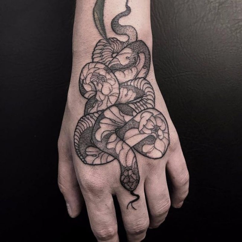 Hình xăm rắn trên bàn tay