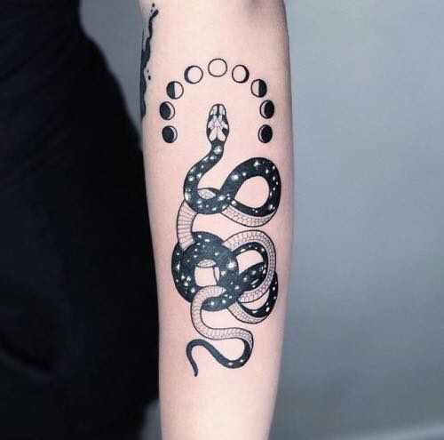 Hình xăm rắn trên cánh tay