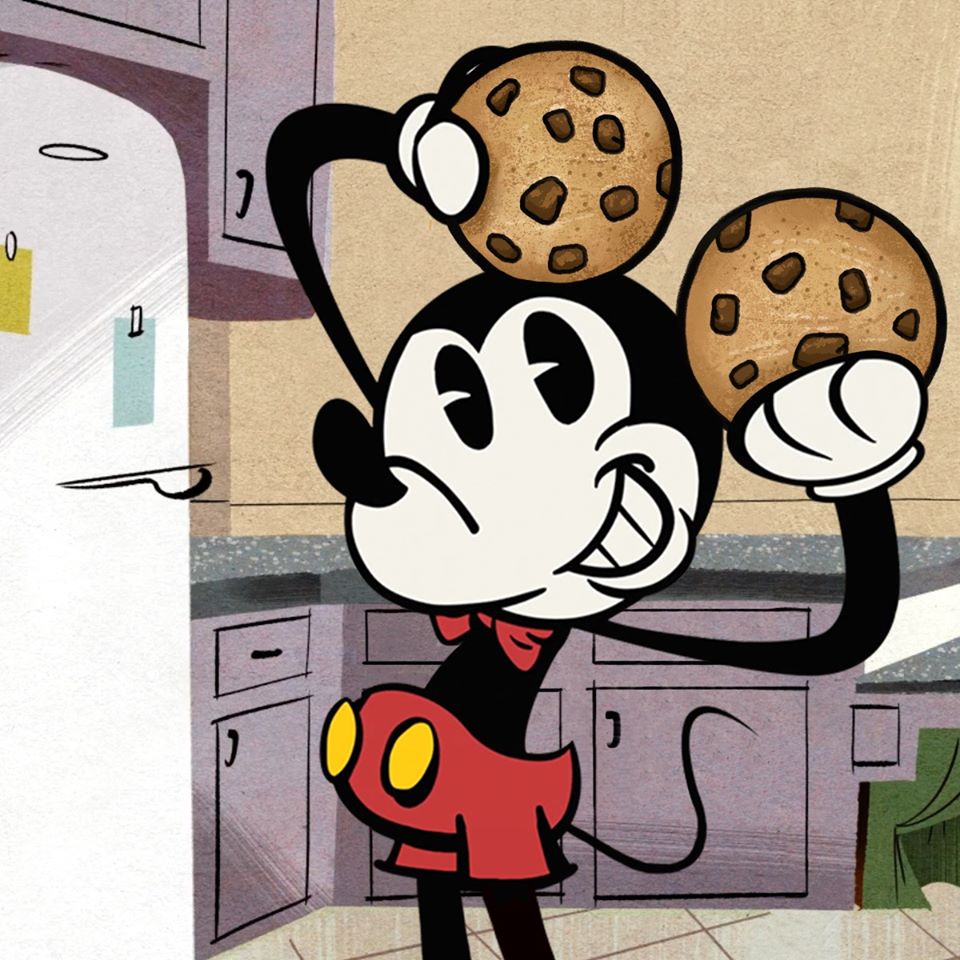 Hình ảnh Mickey đang cầm một chiếc bánh quy