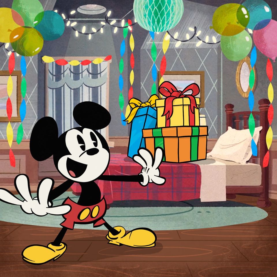 Chú chuột Mickey bất ngờ với món quà ở trên giường ngủ