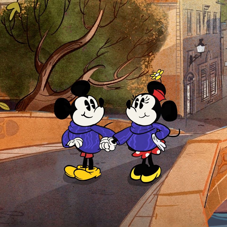 Chuột Mickey nắm tay bạn gái đi chơi ngày đông