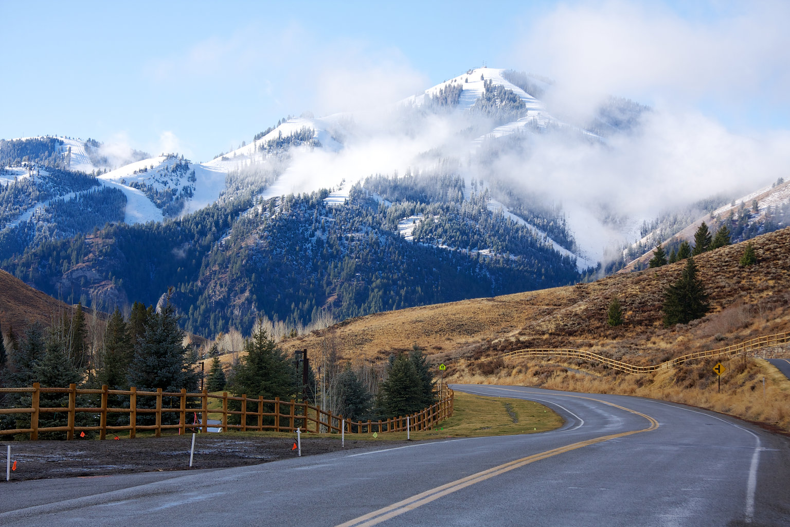 Con đường cực đẹp với núi tuyết sương mù phủ kín