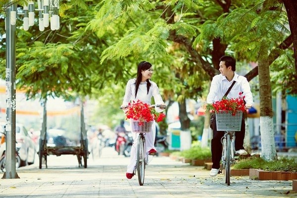 Cùng đạp xe đi vặt hoa phượng vào mùa hè
