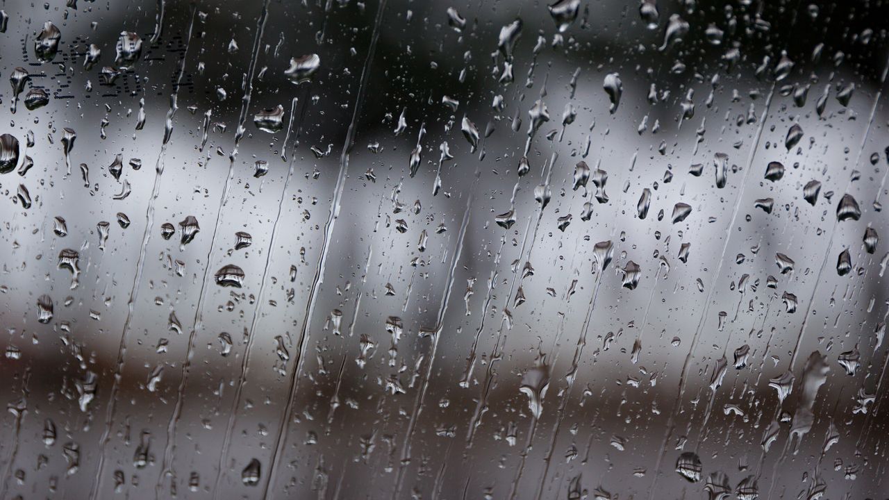 Mưa rơi trên bệ cửa sổ