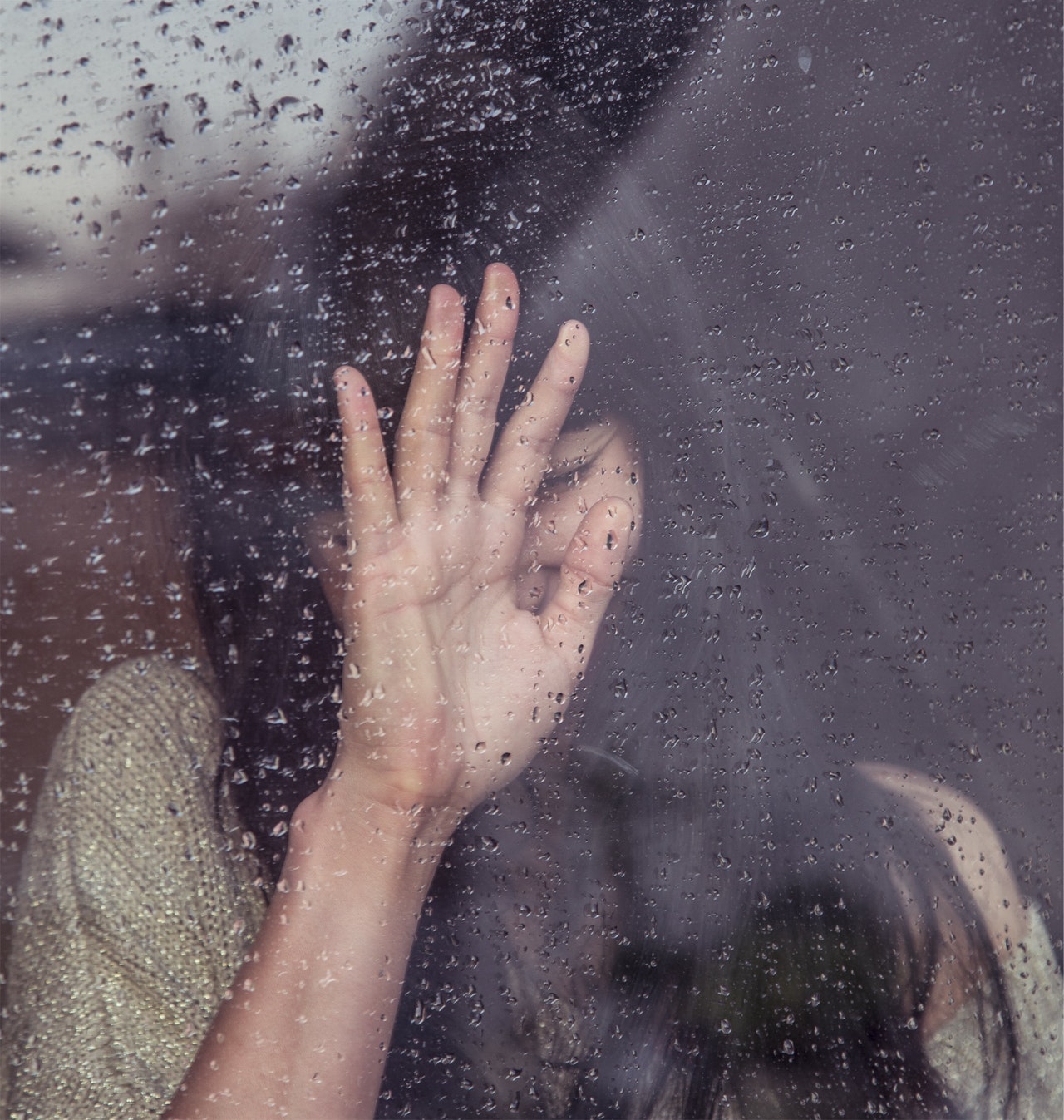 Một cô gái buồn trong mưa