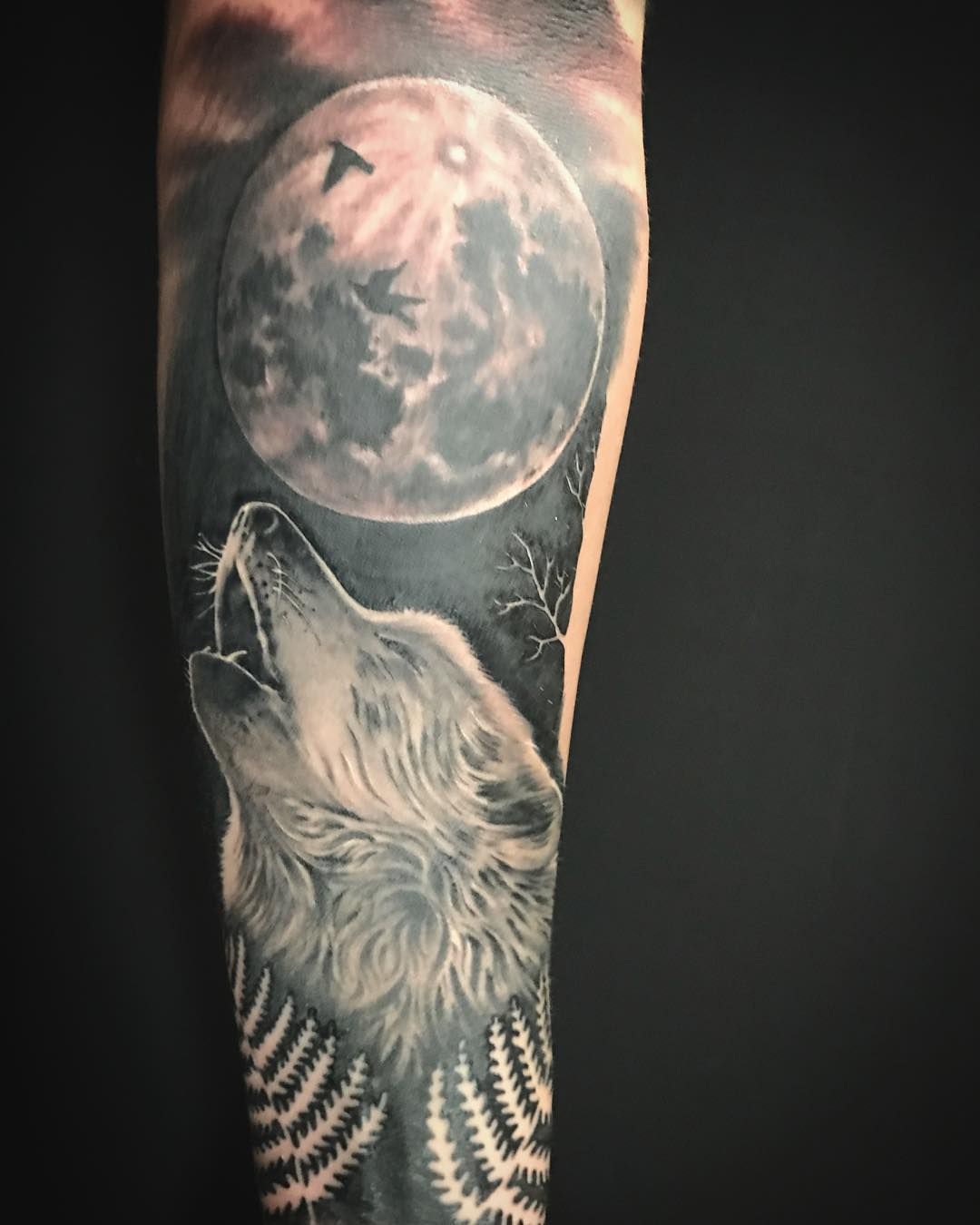 Hình Tattoo chó sói hú mặt trăng đơn giản