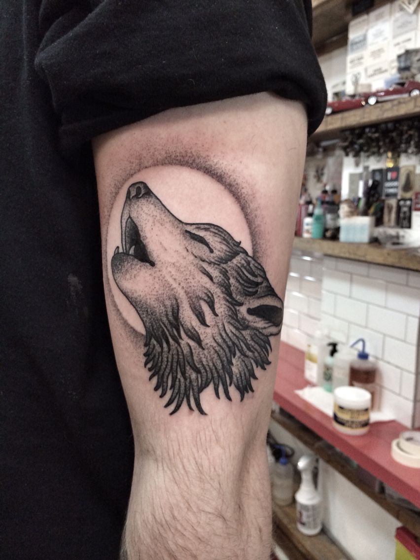 Hình Tattoo chó sói hú sáng tạo nhất