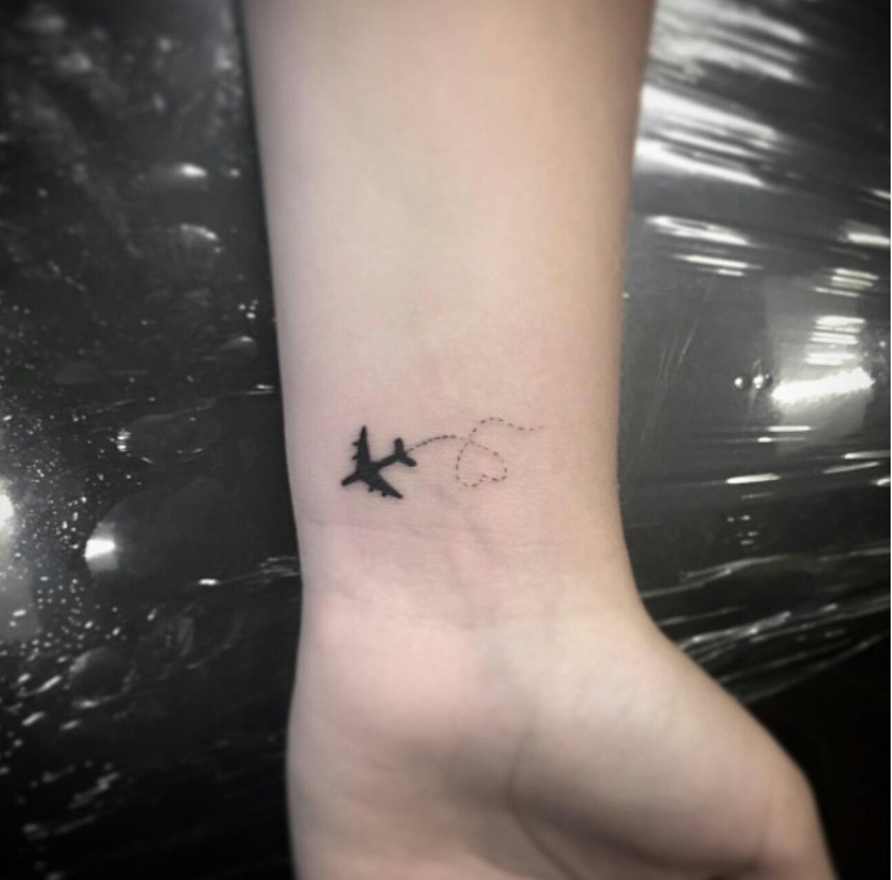 Hình Tattoo máy bay mini trên cổ tay