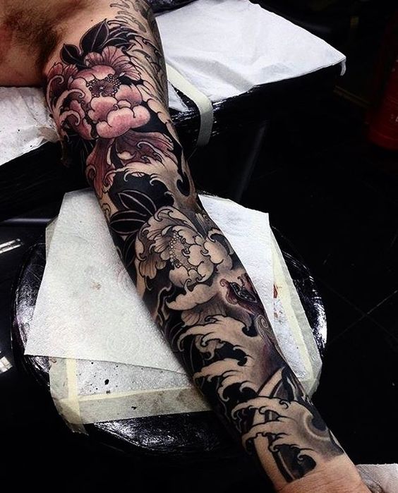 Yakuza có hình xăm bông hoa trên cánh tay