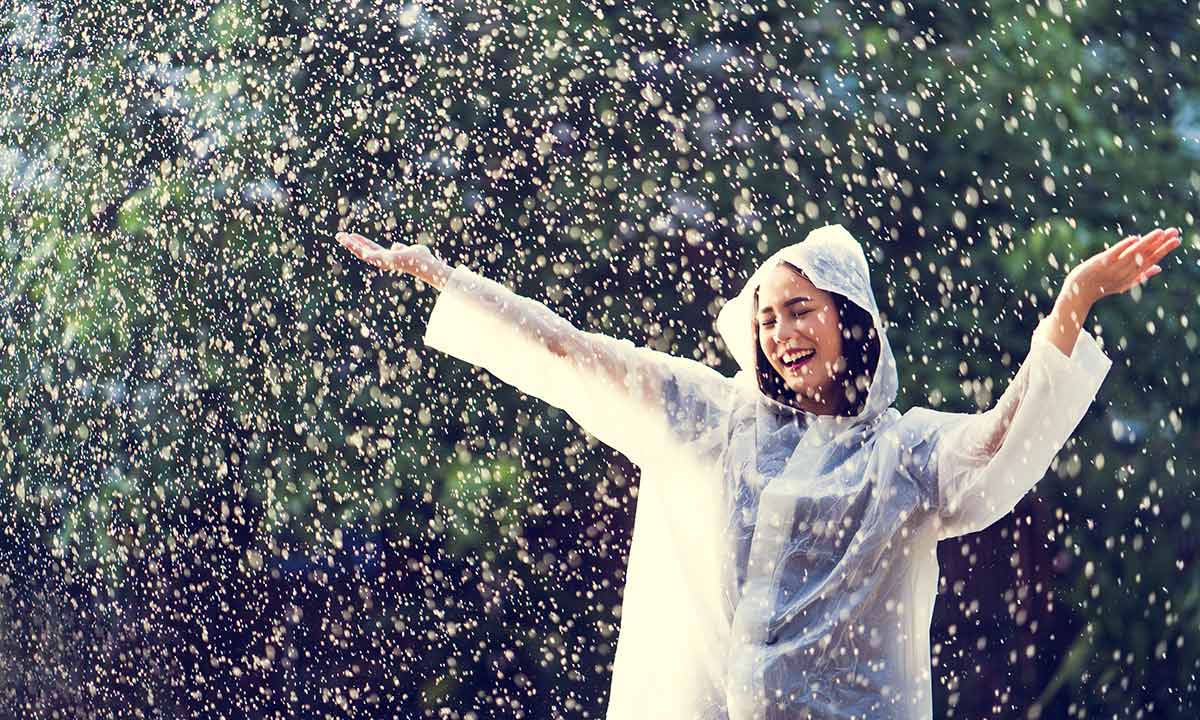 Người phụ nữ vui chơi dưới mưa