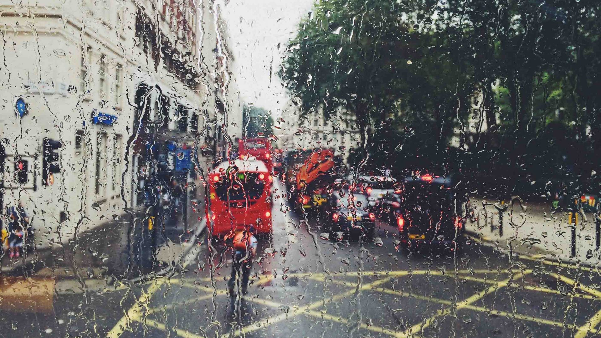Trời đang mưa ở một thành phố ở Anh