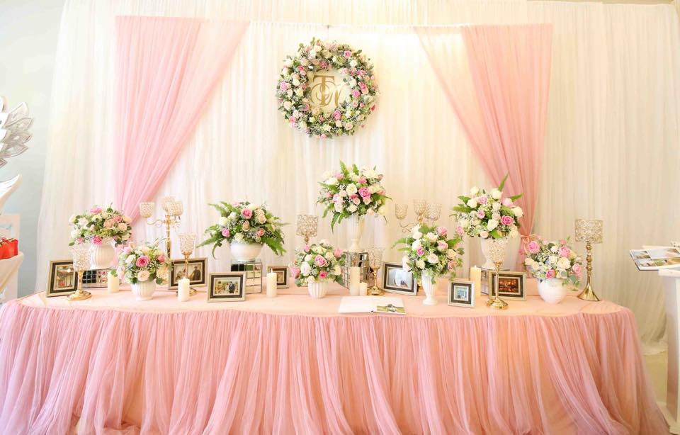 Mẫu trang trí bàn cưới mà hồng