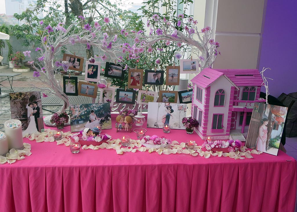 Mẫu trang trí bàn cưới màu hồng đẹp