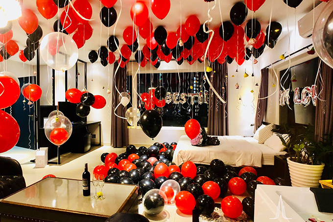 Mẫu trang trí phòng sinh nhật với bóng đỏ và đen
