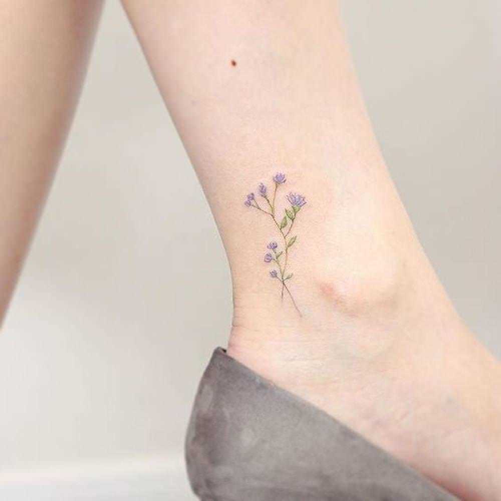 hình xăm hoa nhỏ ở cổ chân