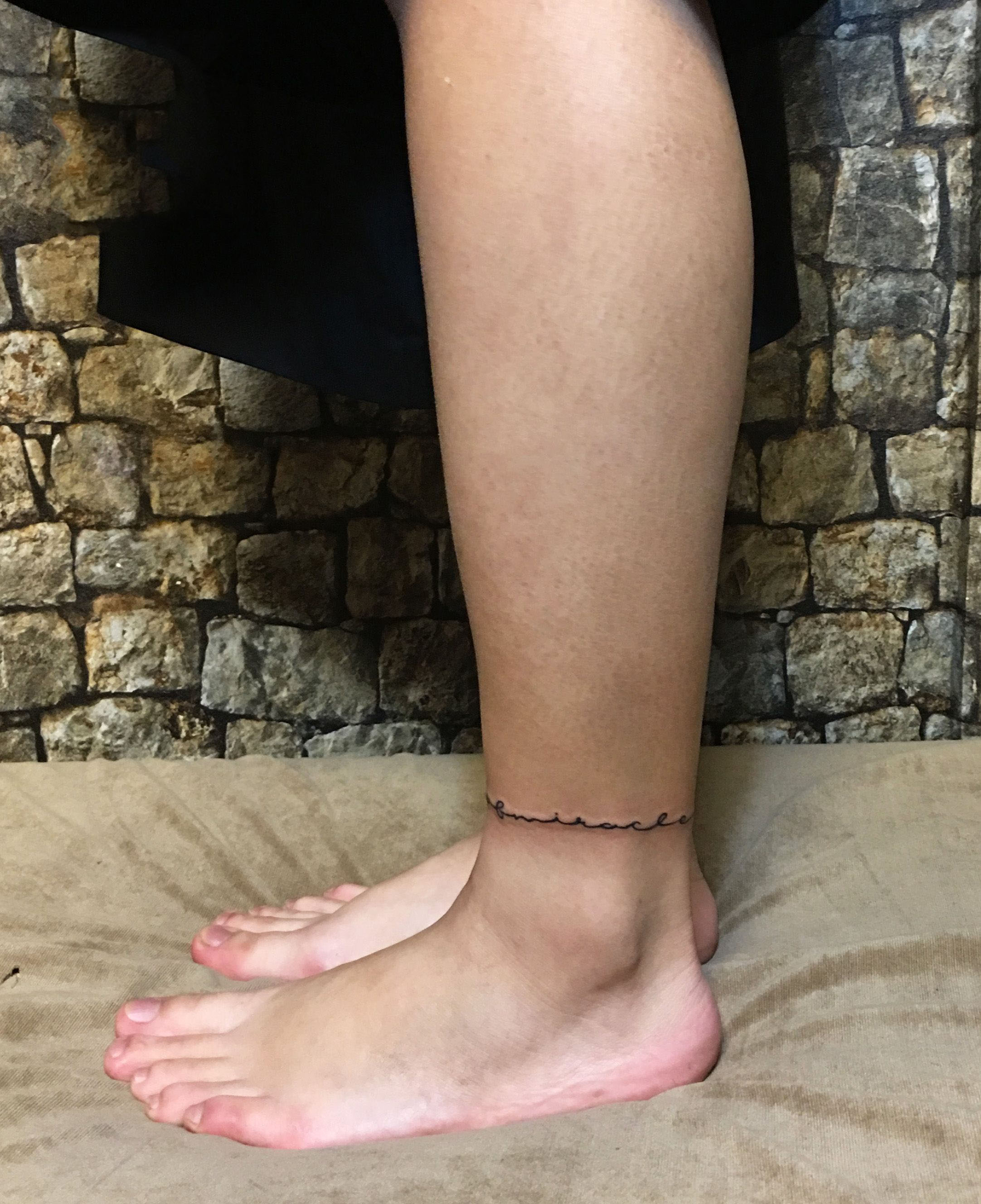 Hình xăm họa tiết đơn giản ở cổ chân
