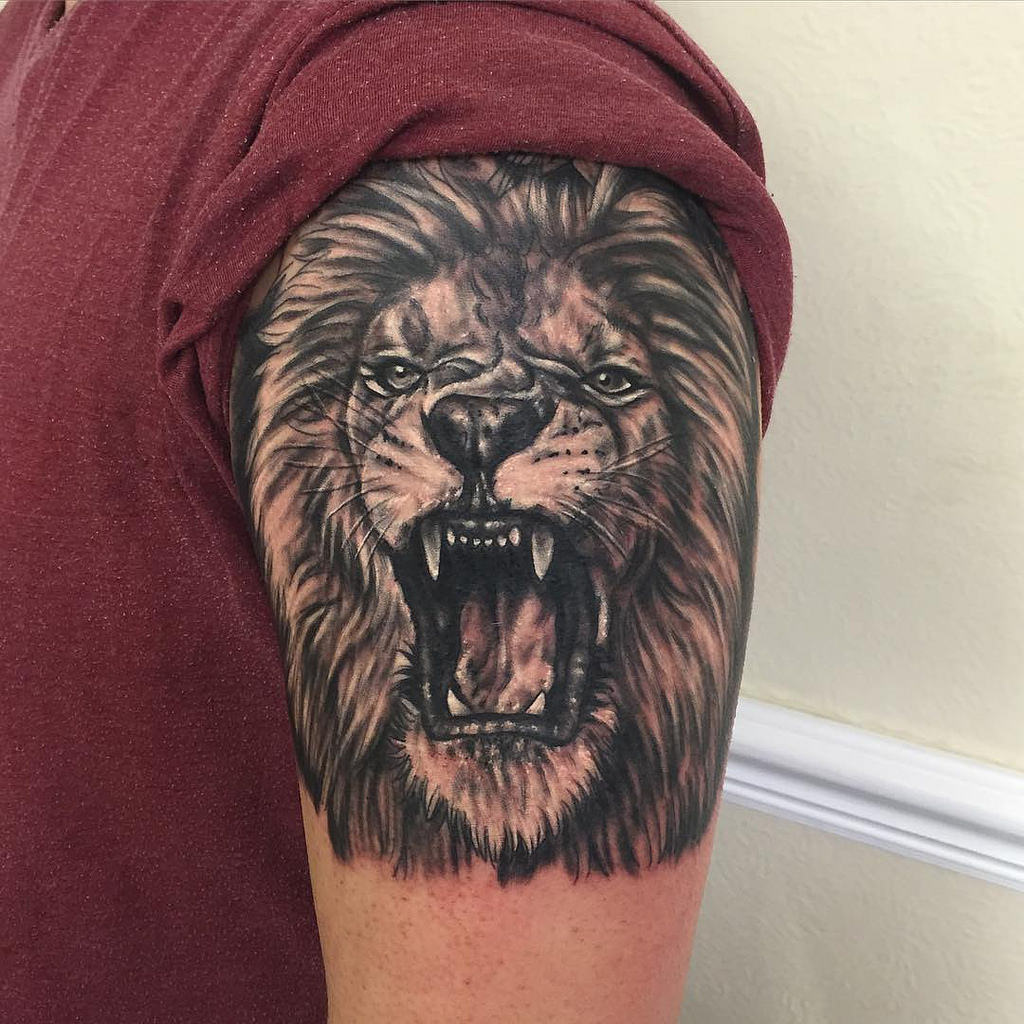 Hình xăm sư tử đẹp ở cánh tay