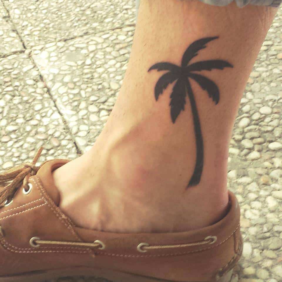 hình xăm cây dừa ở cổ chân