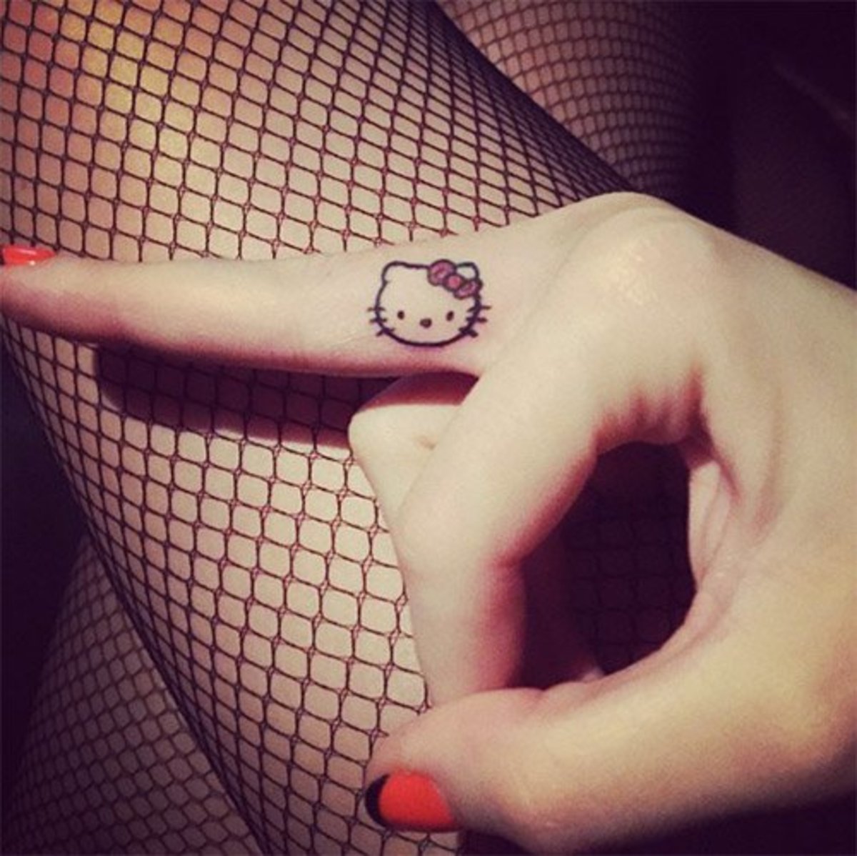 Xăm hình Hello Kitty nhỏ ở ngón tay