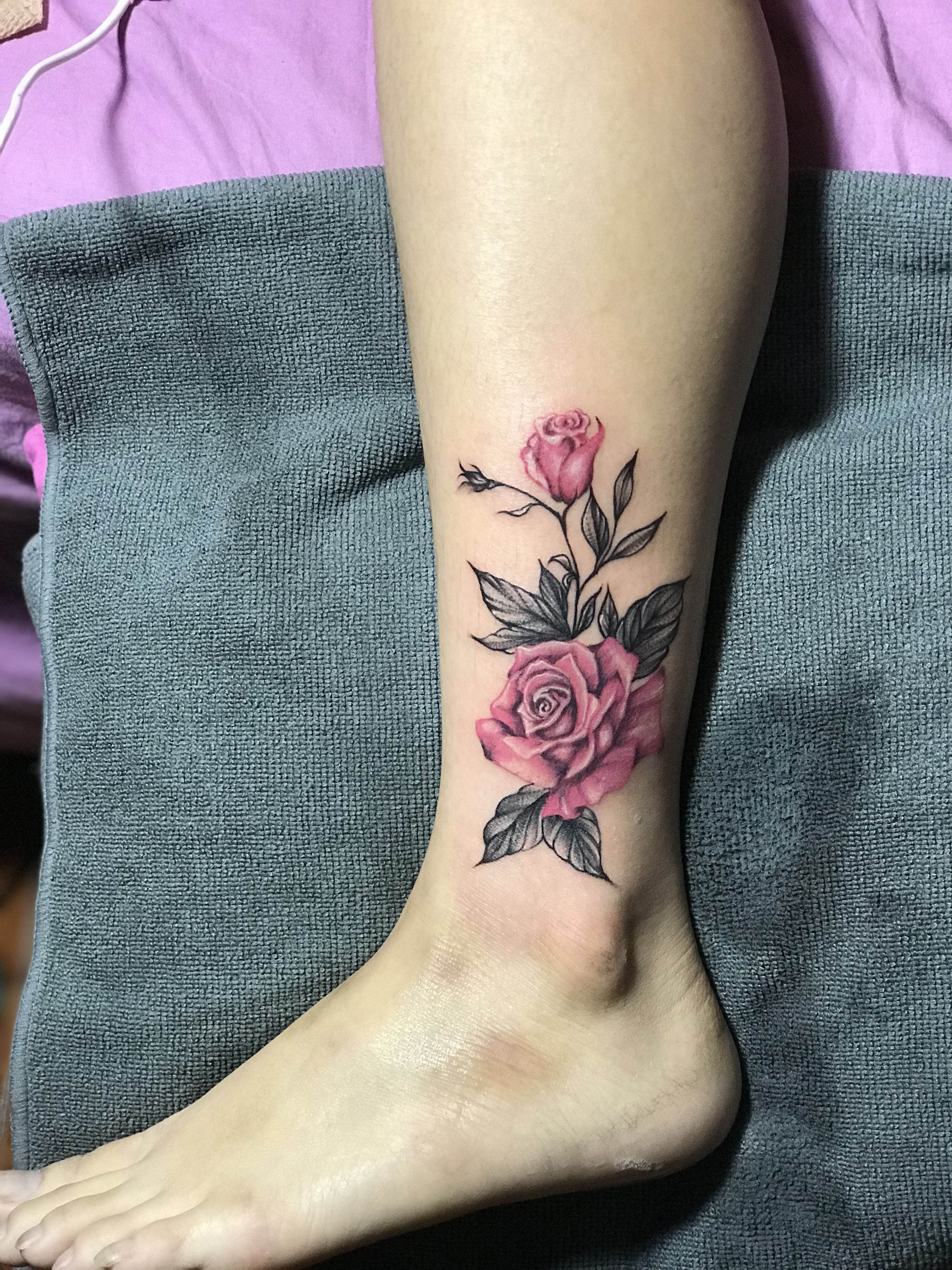 hình xăm hoa hồng ở cổ chân