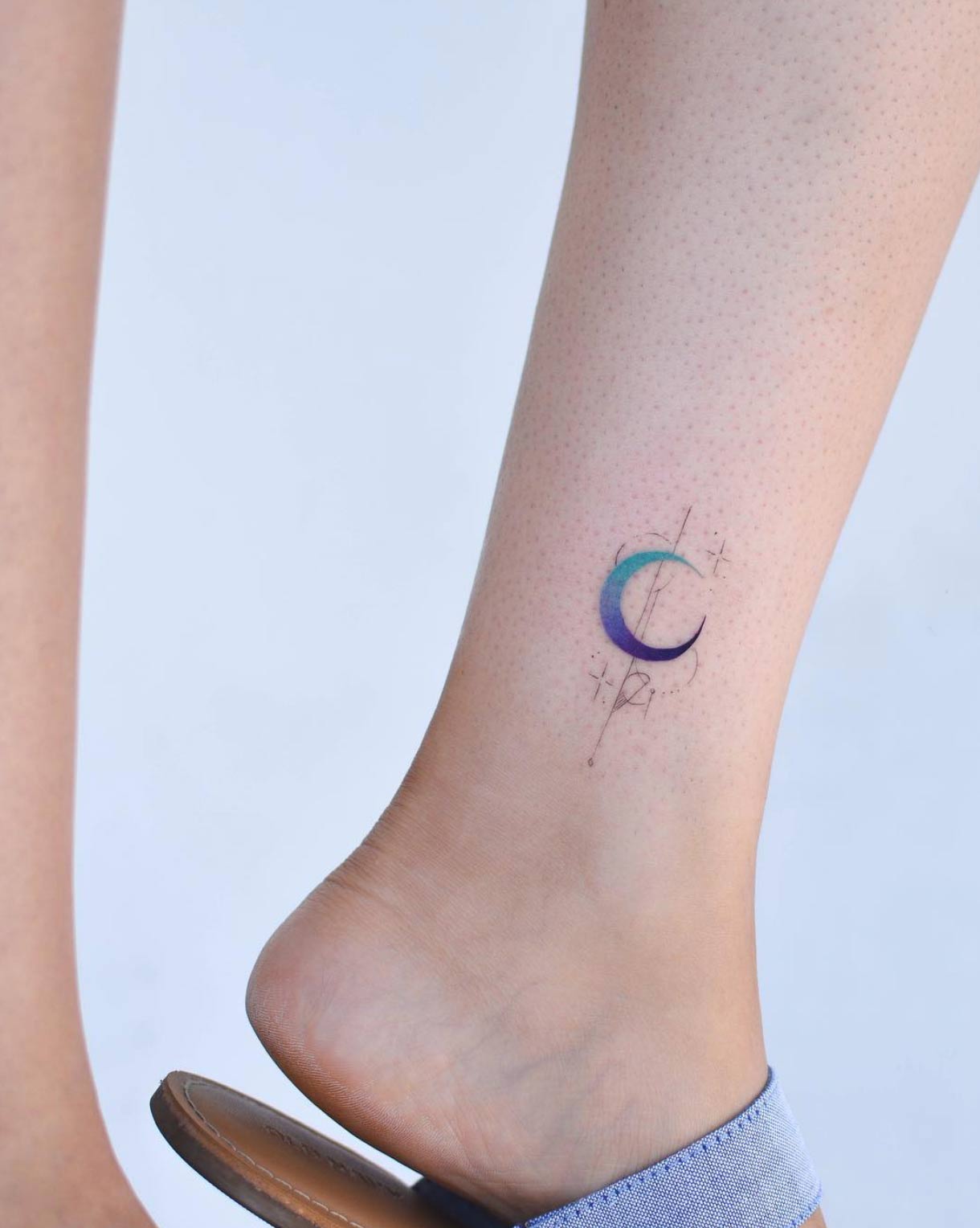Hình xăm mặt trăng nghệ thuật ở cổ chân