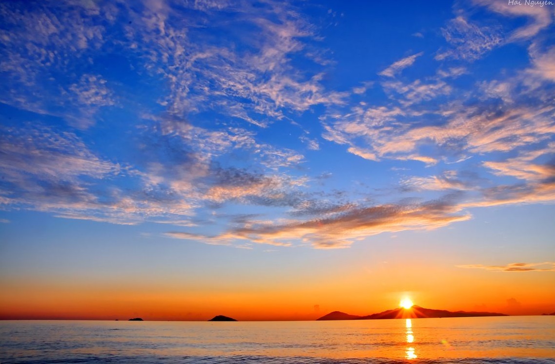 Một bức tranh tuyệt đẹp của mặt trời mọc trên biển